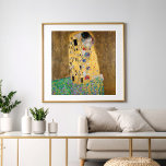 Foto O Beijo de Gustav Klimt<br><div class="desc">O Beijo de Gustav Klimt O Beijo é uma pintura de óleo na canvas com folhas de ouro, prata e platina adicionadas pelo pintor simbolista austríaco Gustav Klimt. Ela foi pintada em algum ponto em 1907 e 1908, no auge do que os estudiosos chamam de "Período Ouro". Apresentando tonalidades de...</div>