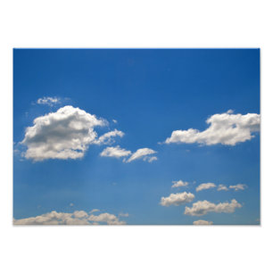 Foto O céu é azul e as nuvens brancas estão passando