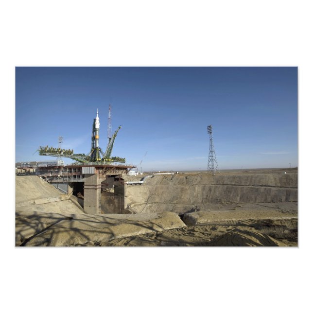 Foto O foguete Soyuz é erguido na posição 2 (Frente)