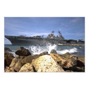 Foto O navio de assalto anfíbio USS Kearsarge
