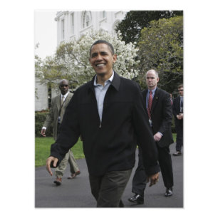 Foto O presidente Obama caminha para a quadra de basque