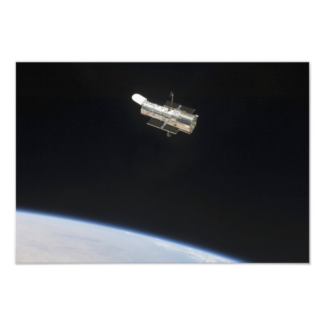 Foto O Telescópio Espacial Hubble em órbita acima da Te (Frente)