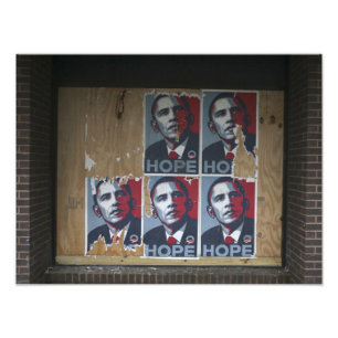 Foto Obama assina em uma janela fechada de um