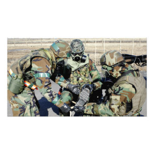 Foto Os aviadores ajudam a um soldado do exército de