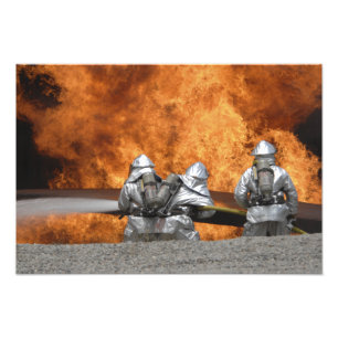 Foto Os bombeiros neutralizam um fogo