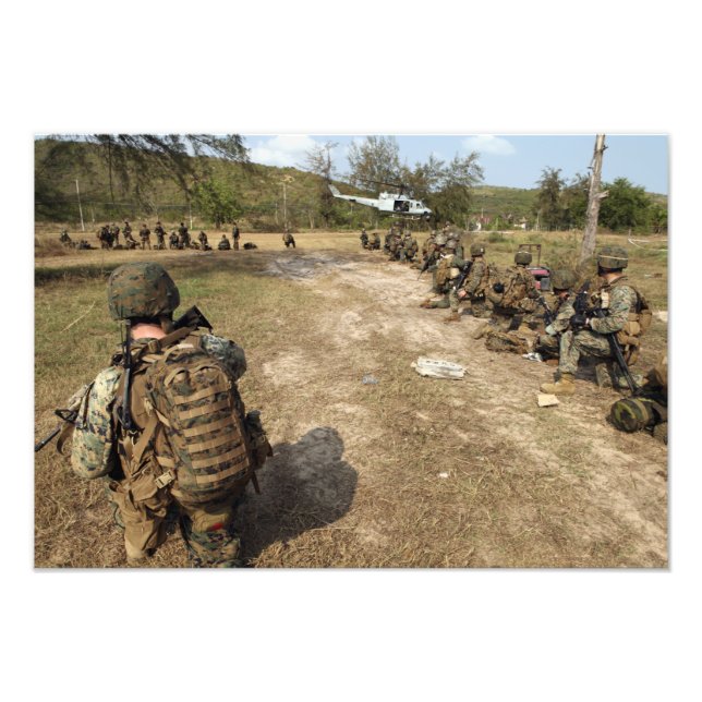 Foto Os fuzileiros americanos fornecem segurança como u (Frente)