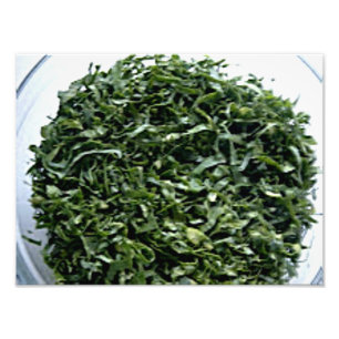 Foto Os legumes com folhas verdes escuro cortaram a