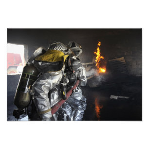Foto Os sapadores-bombeiros extinguem um fogo em um ro