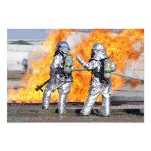 Foto Os sapadores-bombeiros lutam um fogo simulado