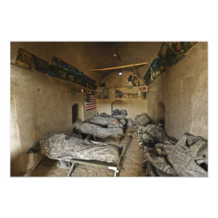 Foto Os soldados dos E.U. dormem em uma casa abandonada