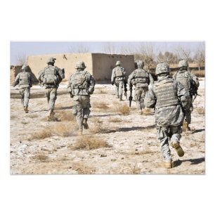 Foto os soldados respondem a um ataque das armas