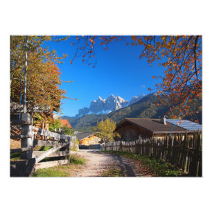 Foto Outono em uma vila nas dolomites em Italia