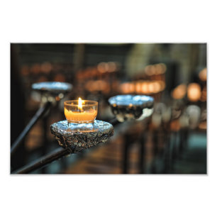Foto Pequenas velas acesas na igreja católica