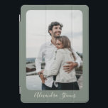 Foto Personalizada da Caligrafia Verde na moda Sag<br><div class="desc">Na moda Verde Caligrafia Personalizada Foto iPad Pro Cobrir</div>