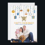 Foto Personalizada de Ícones Felizes de Chanucá<br><div class="desc">Este design de feriados apresenta ícones de Chanucá como decorações penduradas com o texto "Happy Hanukkah" na tipografia de ouro moderna com seus nomes personalizados em roteiro azul. Personalizado editando o texto nas caixas de texto e adicionando sua própria foto. #hanukkah #chanukah #feriados #sazonal #festivo #moderno #sazonal #felyhanukkah #fotografia #dreidel...</div>