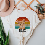 Foto Personalizada De Pet Do Cão De Vintagem Perso<br><div class="desc">Celebre seu amigo felino em estilo com a Camisa Tripla de Foto com Foto Foto Pet Personalizada de Gato de Vintagem Personalizada! Esta camisa de um tipo apresenta um belo retrorreflector como pano de fundo do pôr do sol, perfeitamente emparelhado com uma foto personalizada do seu querido gato. Quer você...</div>