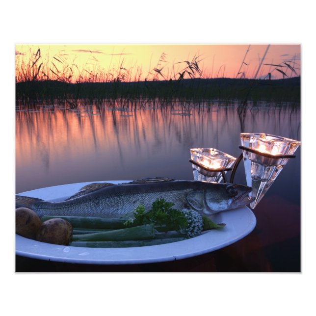 Foto Pescado fresco num prato com legumes (Frente)