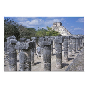 Foto Pilares de pedra antigos em Chichen Itza. Central