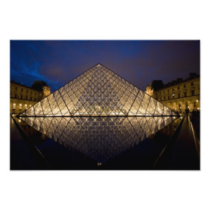 Foto Pirâmide do Louvre pelo arquiteto I.M. Pei em