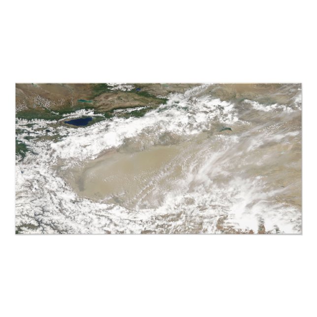 Foto Poeira e nuvens pairando sobre as Des Taklimakan (Frente)