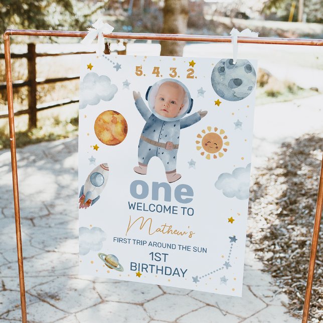 Foto Primeiro sinal de boas-vindas ao primeiro aniversa (Outer space or first trip around the sun 1st birthday welcome sign with photo in spaceman's helmet.)