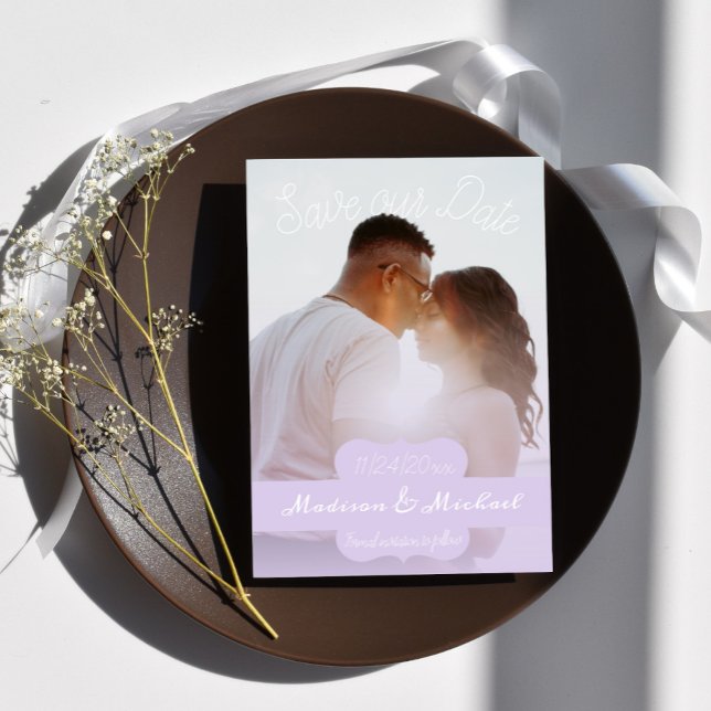Foto Púrpura Suave Salva O Anúncio De Data (Soft Purple Banner Photo Save the Date)