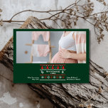 Foto que estamos esperando Anúncio de Gravidez<br><div class="desc">Compartilhe suas notícias alegres com um toque de charme festivo usando nosso anúncio de gravidez fotográfico de Natal. Esta carta deliciosa apresenta uma foto pessoal, maravilhosamente concebida para mostrar a sua família em crescimento. O design incorpora elementos festivos como árvores de Natal, flocos de neve ou sotaques de férias, junto...</div>