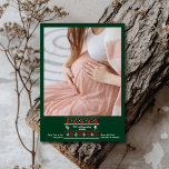 Foto que estamos esperando Anúncio de Gravidez<br><div class="desc">Compartilhe suas notícias alegres com um toque de charme festivo usando nosso anúncio de gravidez fotográfico de Natal. Esta carta deliciosa apresenta uma foto pessoal, maravilhosamente concebida para mostrar a sua família em crescimento. O design incorpora elementos festivos como árvores de Natal, flocos de neve ou sotaques de férias, junto...</div>