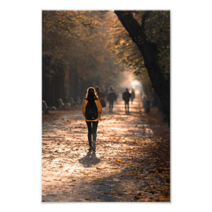 Foto Rapariga caminhando em um parque de dentro de Lane