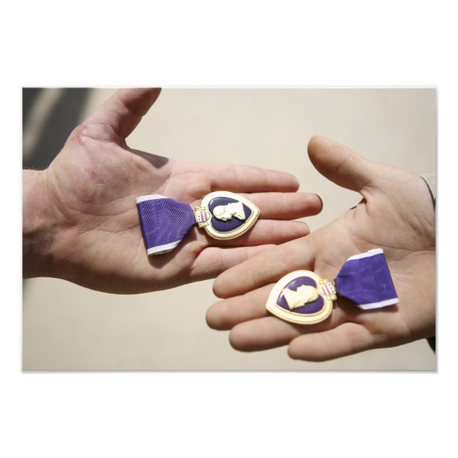 Foto Receptores do Coração Roxo exibem suas medalhas (Frente)