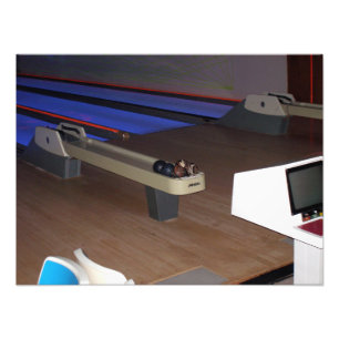 Foto Retorno da bola de boliche na pista de bowling