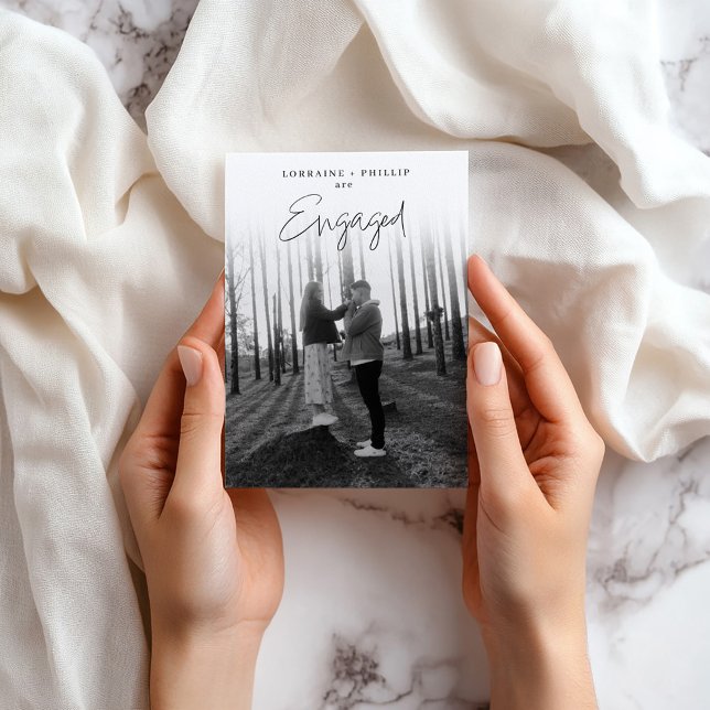 Foto Romântica Completa & Convite de Noivado com L (Contemporary “We’re Engaged” full Photo Invitation.)
