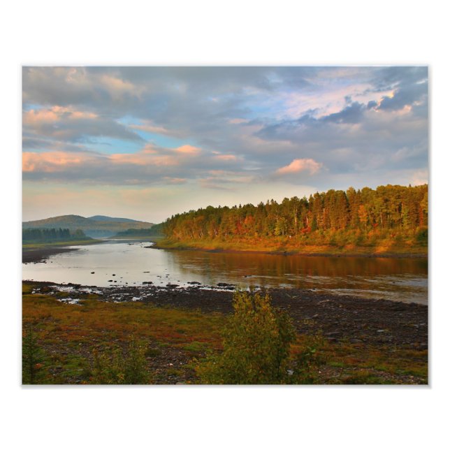 Foto Rua. John River na faixa de Narrow na Rua. Francis (Frente)
