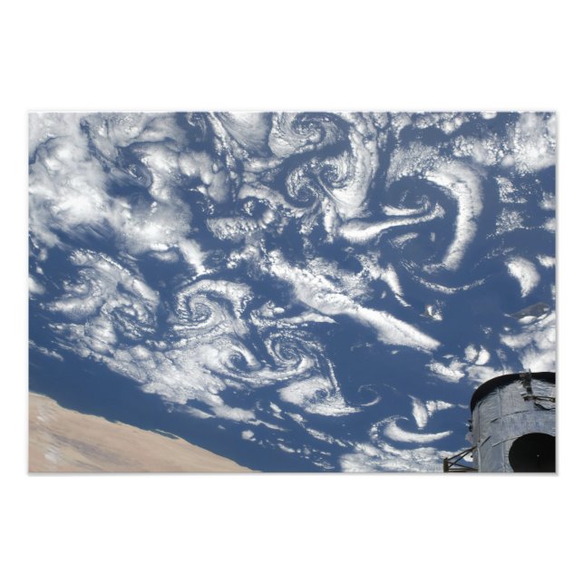 Foto Ruas de vórtice em nuvem ao largo da costa (Frente)