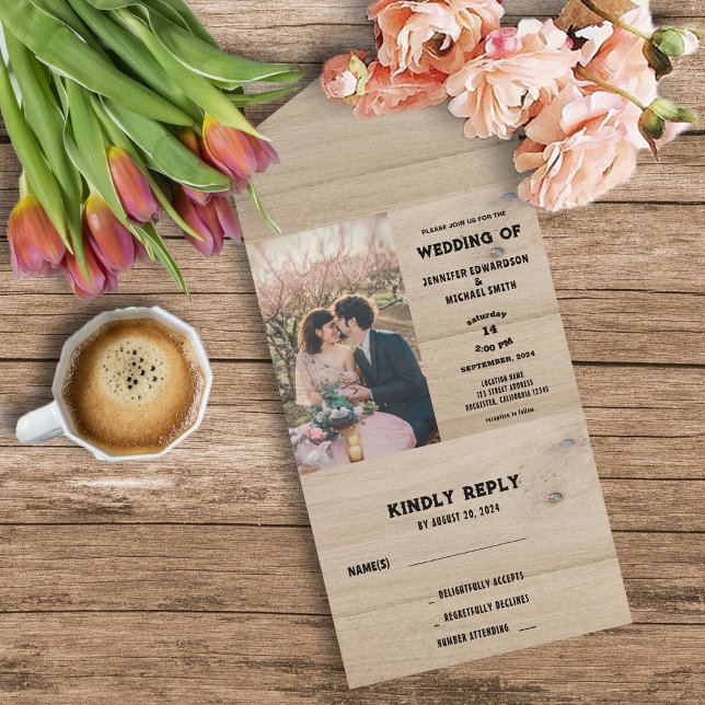 Foto rustic barn wood country Casamento (Rustic barn wood photo country wedding all in one invitation. Invitation and RSVP in one.)