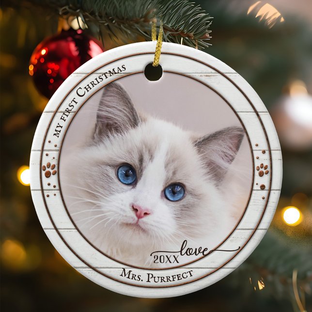 Foto: Rústica Ornamento de Gato de Madeira Branca (Ornament showing your (cat) photo framed by a rustic white wood design with metallic paw prints)