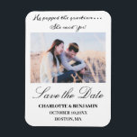 Foto: Salva o ímã de data<br><div class="desc">Foto: Casamento Salvar o Magnete de Data apresenta modelo de foto e texto.Um design perfeito para um casamento simples e moderno.Clique no botão personalizar para personalizá-lo com seu texto e foto.Visite gentilmente minha loja " amor" para outros ou designs semelhantes.</div>