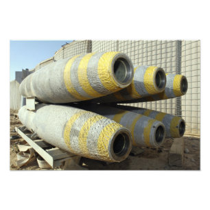 Foto Seis bombas GBU-12 sentam-se em uma cremalheira