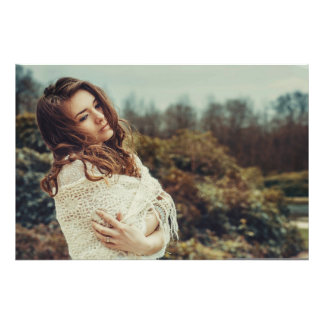 Foto Serene Mulher Violada em Cozy Shawl - Ao ar livre