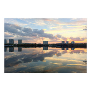 Foto Silêncio Dourado — Reflexo Urbano