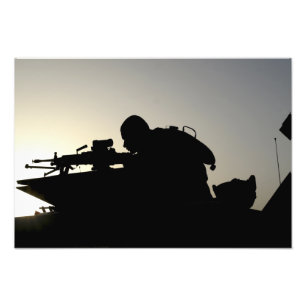 Foto Silhueta de um artilheiro da arma automática do