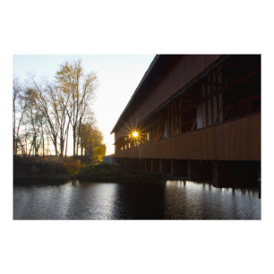 Foto Sol de noite brilhando através da ponte Buck Run