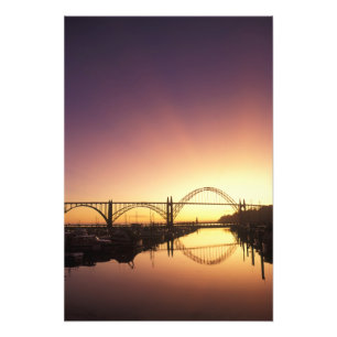 Foto Sol se pondo atrás da Ponte Newport, Oregon