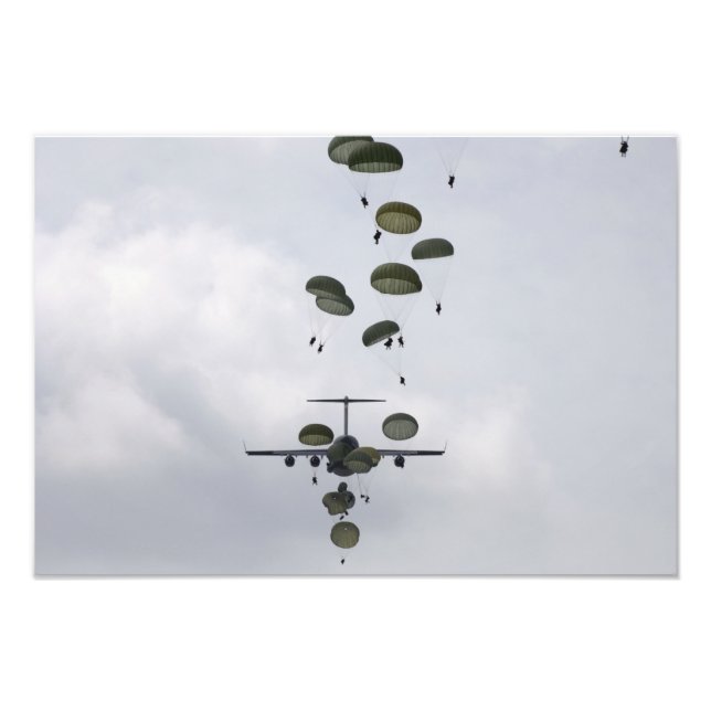 Foto Soldados do Exército saltam de um Globemaster II C (Frente)