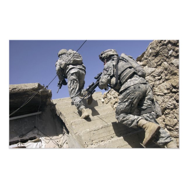 Foto Soldados subindo escada de um prédio (Frente)