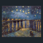Foto Starry Night Over Rhone River por Vincent Van Gogh<br><div class="desc">A história de Dreamlike foi inspirada pela Noite de Vincent Van Gogh sobre o Ródano: O ar balançava com o trono baixo do rio, uma canção de ninar que dava os sentidos. Dois números, seus rostos obscurecidos pelo brilho suave das lâmpadas de gás, rolavam ao longo do banco do rio....</div>