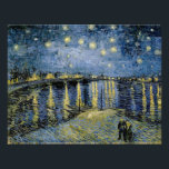 Foto Starry Night Vincent van Gogh<br><div class="desc">Algodão em Cordeville. Vincent Willem van Gogh. Paisagem noturna em tons azuis e amarelos escuros. Há uma ponte sobre o rio. No primeiro plano,  um homem e uma mulher caminham pelo cais. As estrelas estão brilhando no céu. Reprodução de famosas imagens de arte no dominio público.</div>