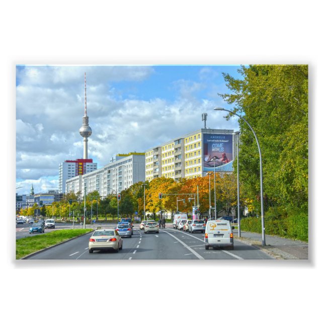Foto Torre de Televisão de Berlim e Rua Busy (Frente)