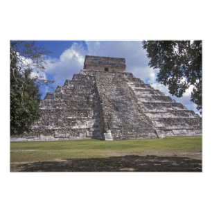 Foto Turistas passam por um lado não restaurado de El