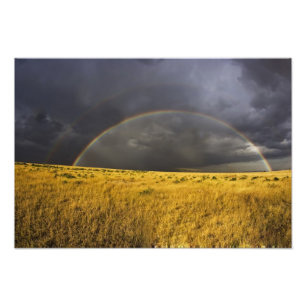 Foto Um arco-íris aparecendo através de uma tarde nebul